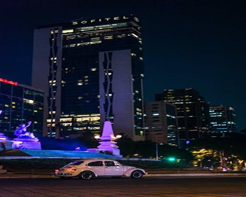 Tráfico nocturno en la CDMX con luces de autos y celulares