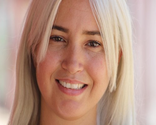 Joven frotándose los ojos ligeramente después de revisar su celular