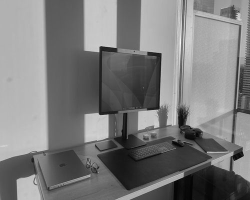 Configuración ergonómica de un escritorio con monitor a nivel de los ojos