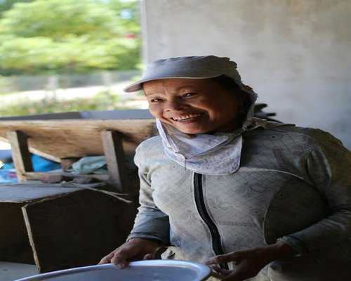 Coordinadora del proyecto trabajando y sonriendo